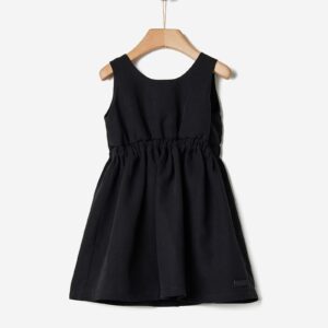 Φόρεμα σε μαύρο χρώμα με ελαφριές πιέτες και ανοιχτή πλάτη που δένει με φιόγκο σε λευκό χρώμα σε σχέδιο “φύλλα” και διακοσμητικά κουμπάκια. yell-oh